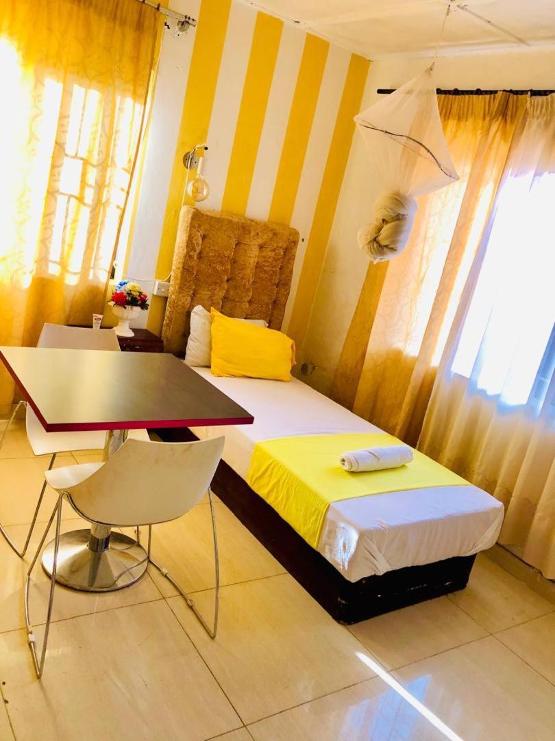 Zunox Guest House Freetown Exterior photo